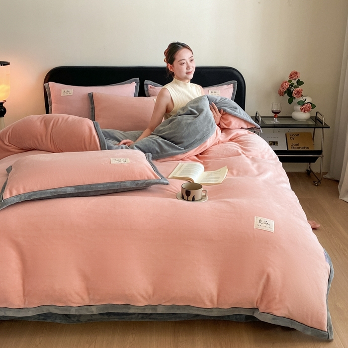 91家纺网 家纺一手货源 找家纺 澳梵家居 2024新款牛奶绒包边嵌绳款双拼四件套 粉玉拼星际灰