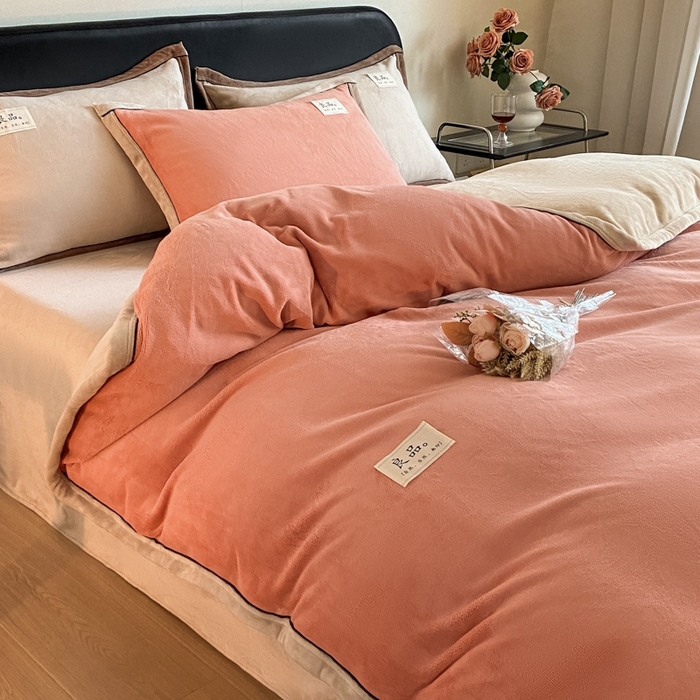 91家纺网 家纺一手货源 找家纺 澳梵家居 2024新款牛奶绒包边嵌绳款双拼四件套 橙色拼米咖