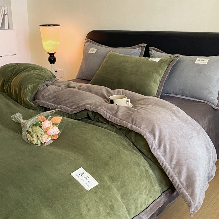 91家纺网 家纺一手货源 找家纺 澳梵家居 2024新款牛奶绒包边嵌绳款双拼四件套 橄榄绿拼星际灰