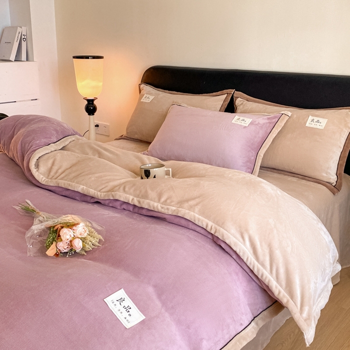 91家纺网 家纺一手货源 找家纺 澳梵家居 2024新款牛奶绒包边嵌绳款双拼四件套 芋泥紫拼米咖