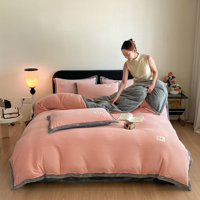 91家纺网 家纺一手货源 找家纺 澳梵家居 2024新款牛奶绒包边嵌绳款双拼四件套 粉玉拼星际灰