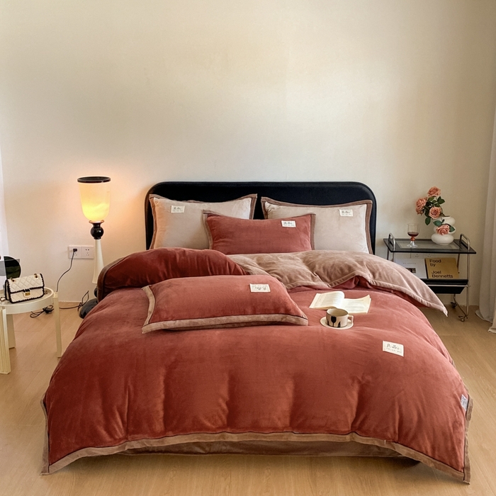 91家纺网 家纺一手货源 找家纺 澳梵家居 2024新款牛奶绒包边嵌绳款双拼四件套 晨曦红拼浅驼