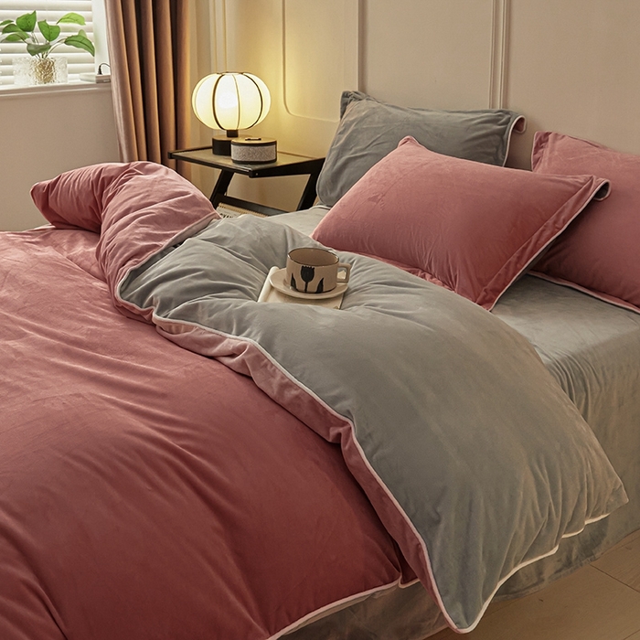 91家纺网 家纺一手货源 找家纺 澳梵家居 澳梵家居 2024新款A类宝宝绒嵌绳款四件套--【雅致系列】 晨曦红+米灰