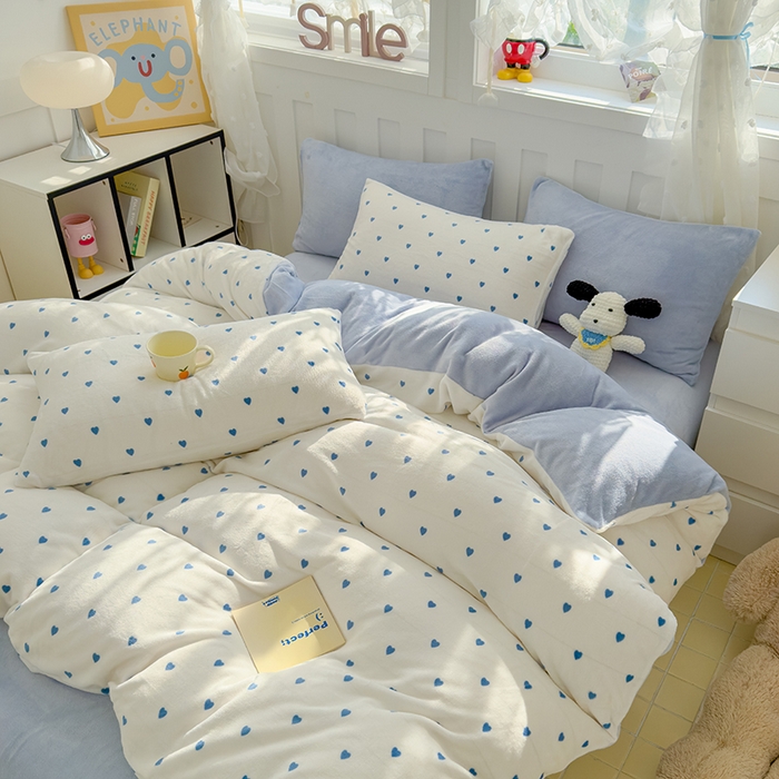 91家纺网 家纺一手货源 找家纺 2024新款高克重亲肤牛奶绒四件套-场景一 蓝爱心