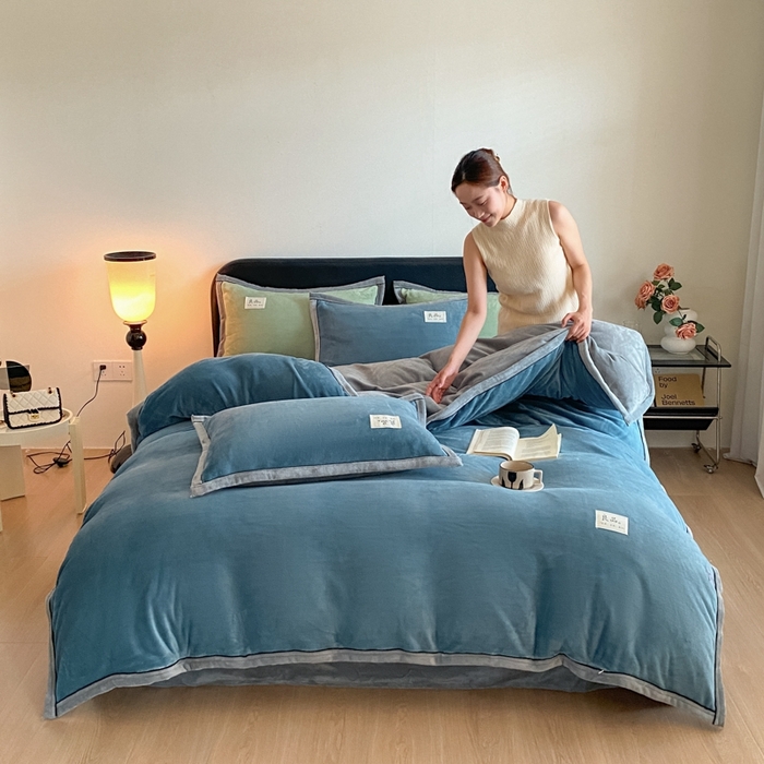 91家纺网 家纺一手货源 找家纺 澳梵家居 2024新款牛奶绒包边嵌绳款双拼四件套 复古蓝拼星际灰