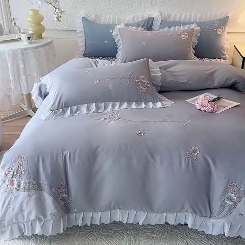 91家纺网 家纺一手货源 找家纺 艾米家居 2025新款秋冬加厚铂金磨毛刺绣花边四件套-花涧 花涧-浅灰
