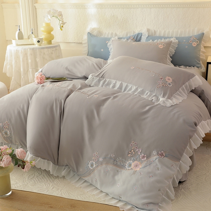 91家纺网 家纺一手货源 找家纺 艾米家居 2025新款秋冬加厚铂金磨毛刺绣花边四件套-花涧 花涧-浅灰