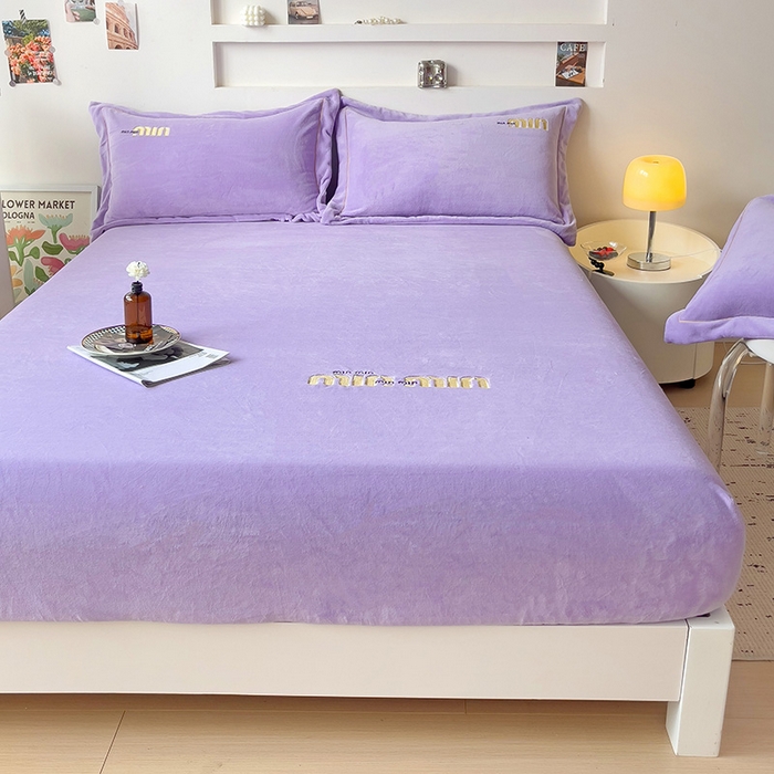 91家纺网 家纺一手货源 找家纺 言熙居 2024新款牛奶绒刺绣纯色360度全包床笠三件套 喵喵-紫