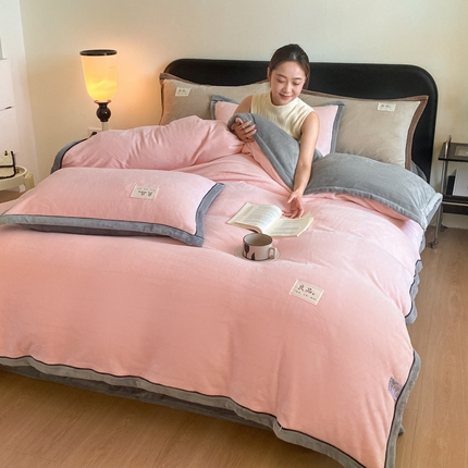 91家纺网 家纺一手货源 找家纺 澳梵家居 2024新款牛奶绒包边嵌绳款双拼四件套 水粉拼星际灰