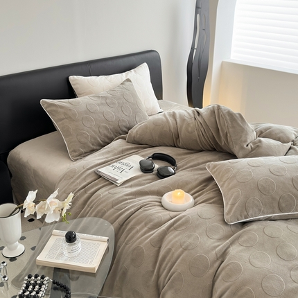 91家纺网 家纺一手货源 找家纺 （总）潘朵拉家纺 2024新款雕花波点系列牛奶绒四件套