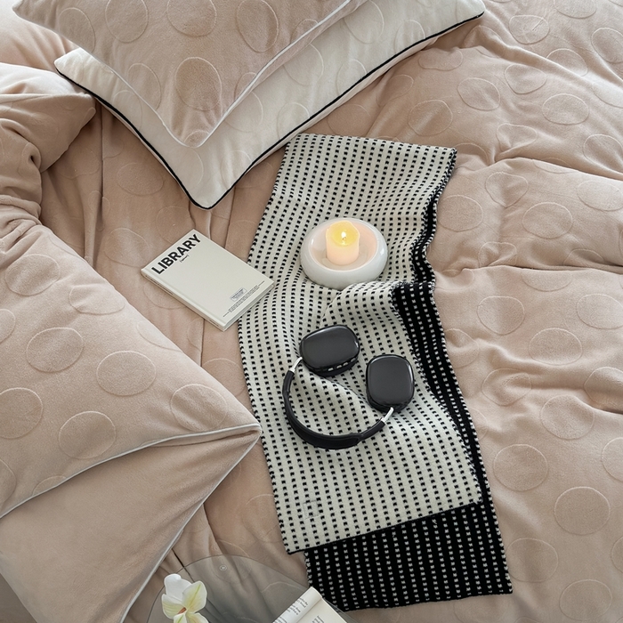 91家纺网 家纺一手货源 找家纺 潘朵拉家纺 2024新款雕花波点系列牛奶绒四件套 波尔卡-奶驼