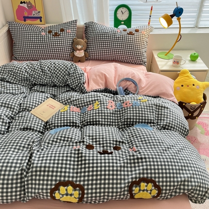 91家纺网 家纺一手货源 找家纺 （总）凯洛奇 2024新款ins风水洗棉格子印花毛巾绣四件套-欢乐熊