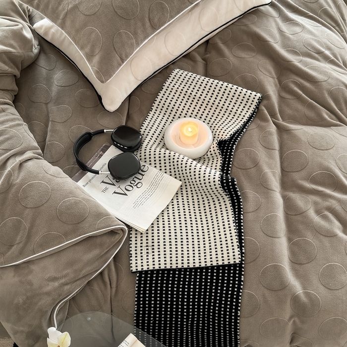 91家纺网 家纺一手货源 找家纺 潘朵拉家纺 2024新款雕花波点系列牛奶绒四件套 波尔卡-橄榄灰