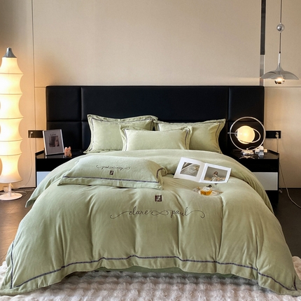 91家纺网 家纺一手货源 找家纺 万盛家纺 2025新款牛奶绒织带宽边绣花四件套 绿色