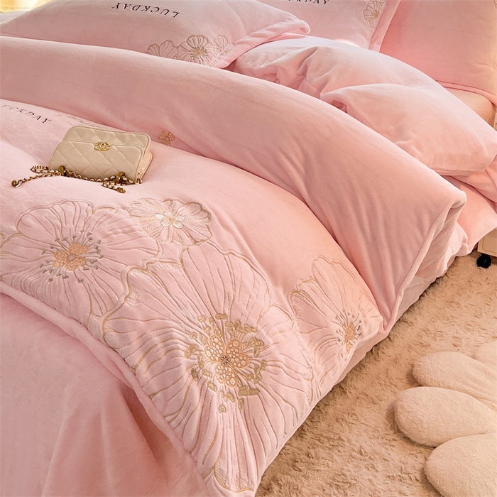 91家纺网 家纺一手货源 找家纺 绒棉世家 2025新款高端牛奶绒刺绣四件套-莫奈花园系列 莫奈花园-粉色