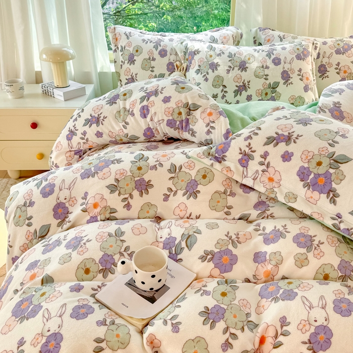 91家纺网 家纺一手货源 找家纺 富之航家纺 2024新款高克重小清新牛奶绒四件套 花园兔-蓝