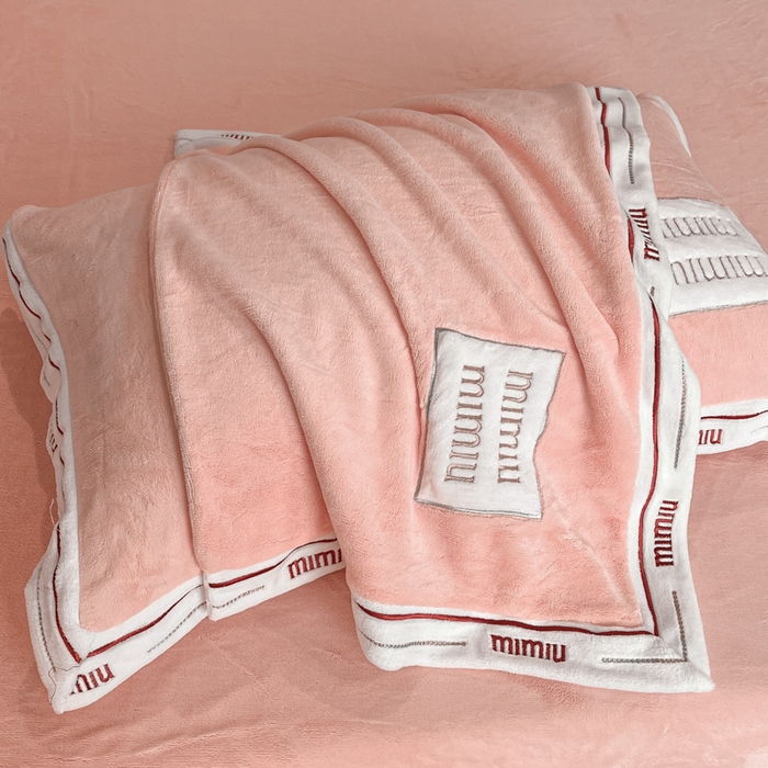 91家纺网 家纺一手货源 找家纺 苏木年华 2024新款无印良品风230克全消光牛奶绒大拼角压线刺绣四件套-塔莉 塔莉-粉