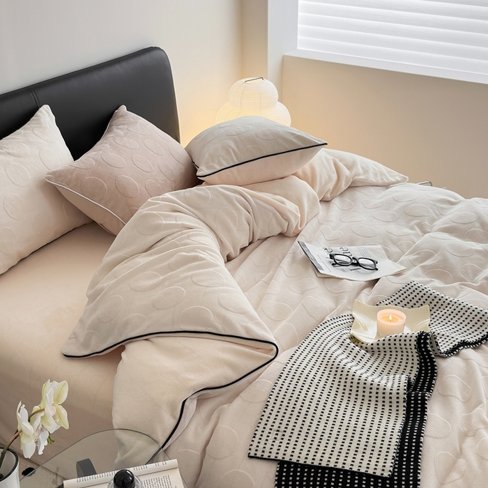 91家纺网 家纺一手货源 找家纺 潘朵拉家纺 2024新款雕花波点系列牛奶绒四件套 波尔卡-奶白