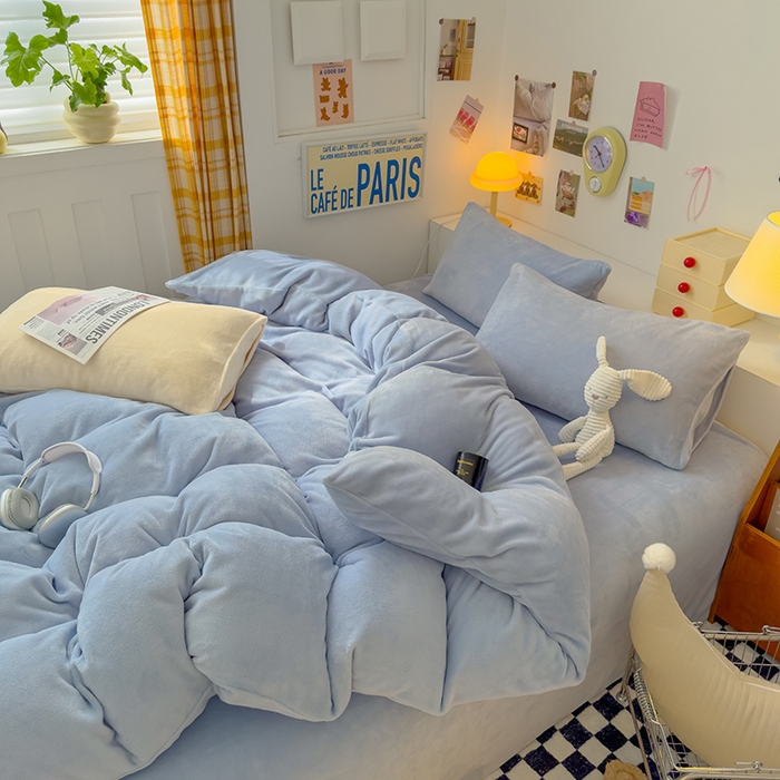 91家纺网 家纺一手货源 找家纺 2024新款高克重亲肤牛奶绒四件套-场景二 纯色雾蓝