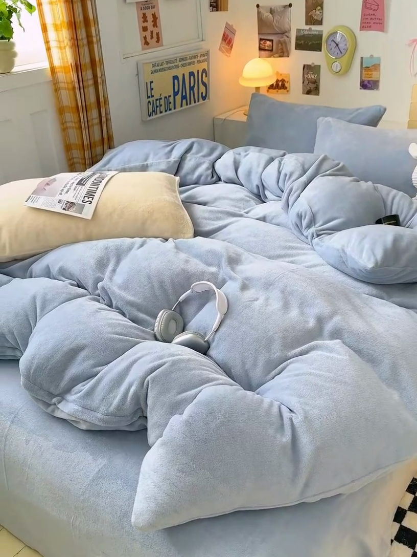 91家纺网 家纺一手货源 找家纺 2024新款高克重亲肤牛奶绒四件套-场景二 纯色雾蓝