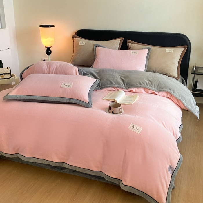 91家纺网 家纺一手货源 找家纺 澳梵家居 2024新款牛奶绒包边嵌绳款双拼四件套 水粉拼星际灰