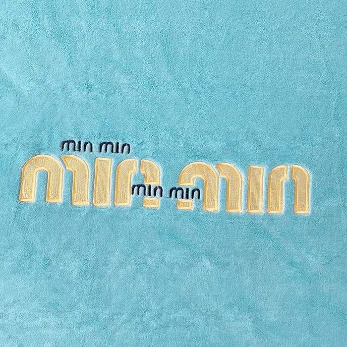 91家纺网 家纺一手货源 找家纺 言熙居 2024新款牛奶绒刺绣纯色360度全包床笠三件套 喵喵-浅蓝