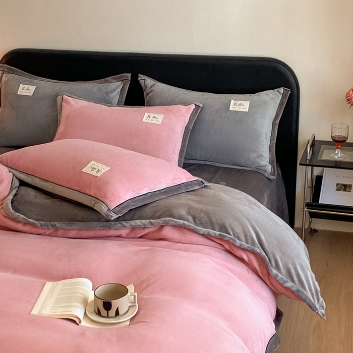 91家纺网 家纺一手货源 找家纺 澳梵家居 2024新款牛奶绒包边嵌绳款双拼四件套 豆沙粉拼星际灰