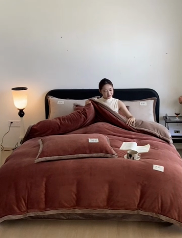 91家纺网 家纺一手货源 找家纺 澳梵家居 2024新款牛奶绒包边嵌绳款双拼四件套 晨曦红拼浅驼