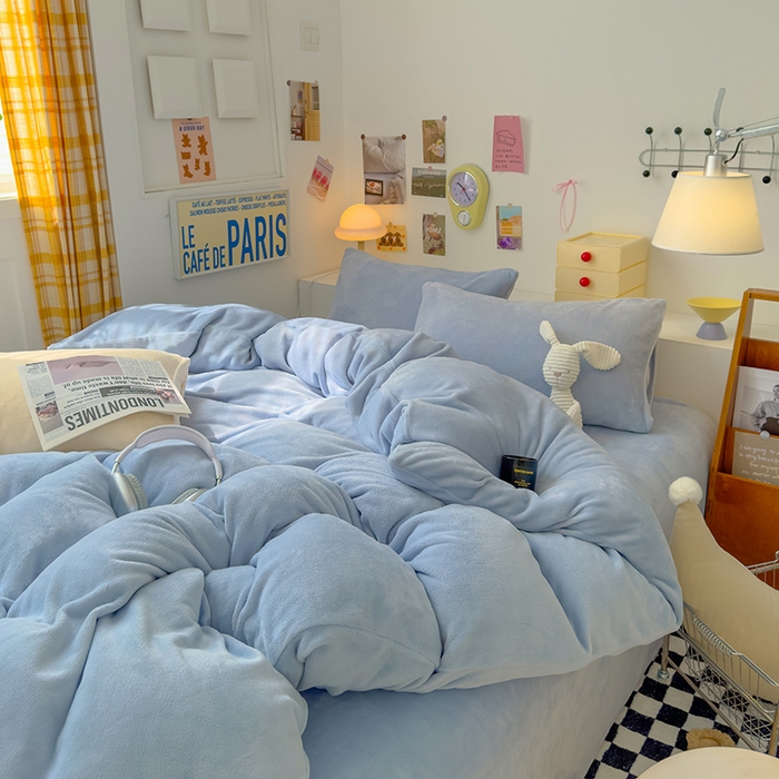 91家纺网 家纺一手货源 找家纺 2024新款高克重亲肤牛奶绒四件套-场景二 纯色雾蓝