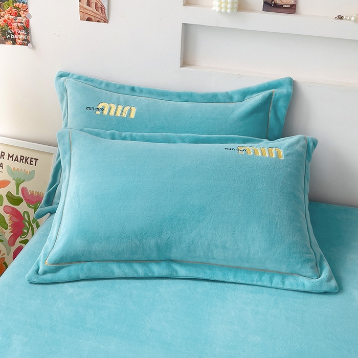 91家纺网 家纺一手货源 找家纺 言熙居 2024新款牛奶绒刺绣纯色360度全包床笠三件套 喵喵-浅蓝