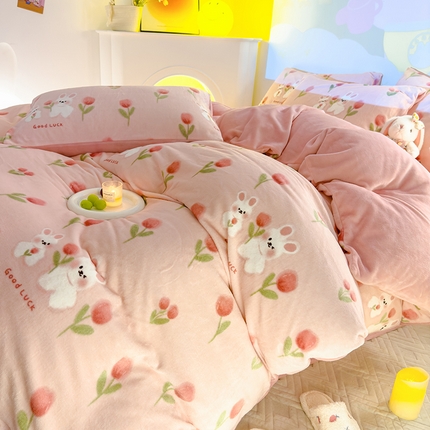 91家纺网 家纺一手货源 找家纺 2024新款抗静电加厚牛奶绒印花四件套 粉郁金香兔兔