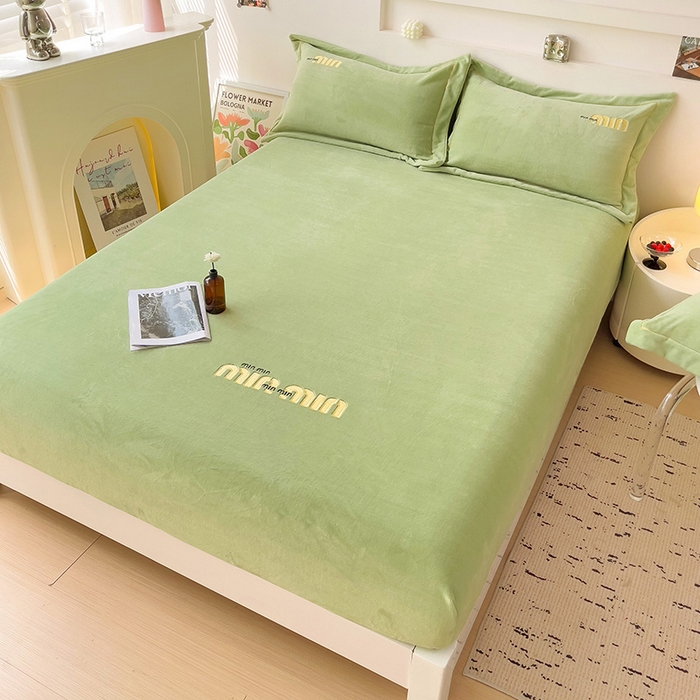 91家纺网 家纺一手货源 找家纺 言熙居 2024新款牛奶绒刺绣纯色360度全包床笠三件套 喵喵-绿