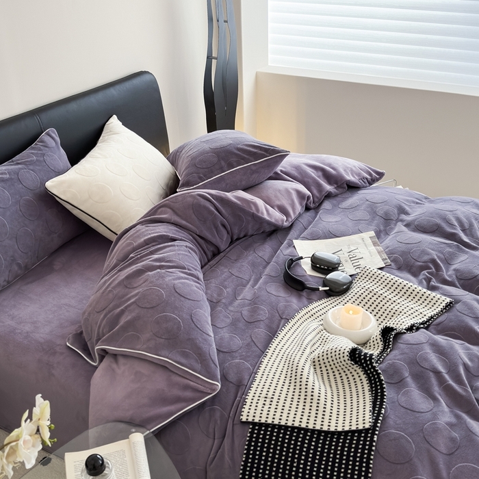 91家纺网 家纺一手货源 找家纺 潘朵拉家纺 2024新款雕花波点系列牛奶绒四件套 波尔卡-暗夜紫