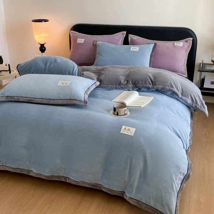 91家纺网 家纺一手货源 找家纺 澳梵家居 2024新款牛奶绒包边嵌绳款双拼四件套 柔情蓝拼星际灰