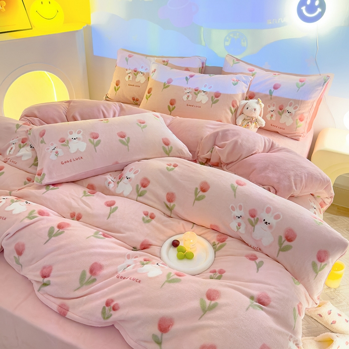 91家纺网 家纺一手货源 找家纺 2024新款抗静电加厚牛奶绒印花四件套 粉郁金香兔兔