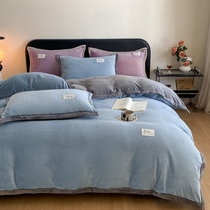91家纺网 家纺一手货源 找家纺 澳梵家居 2024新款牛奶绒包边嵌绳款双拼四件套 柔情蓝拼星际灰