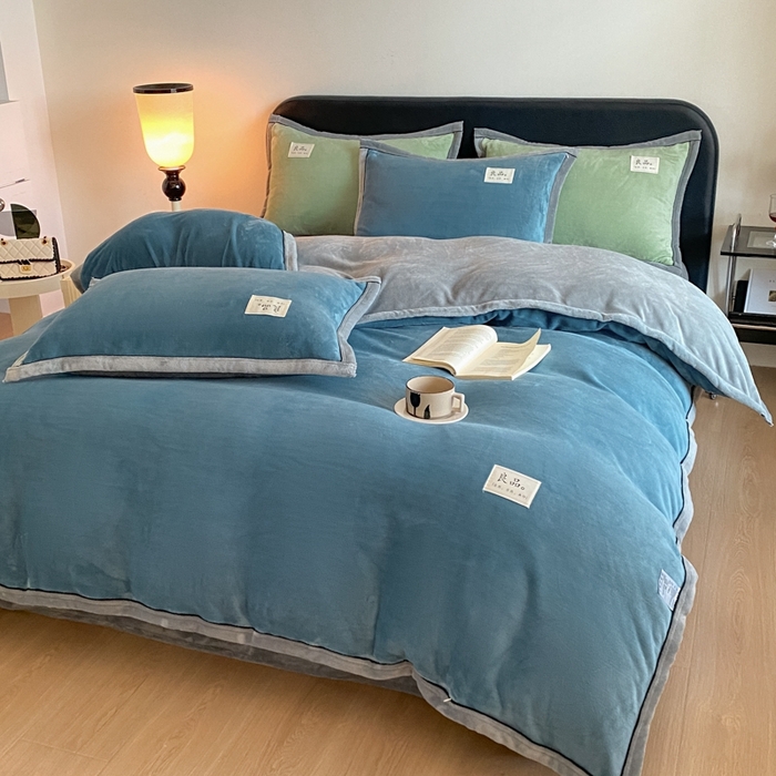 91家纺网 家纺一手货源 找家纺 澳梵家居 2024新款牛奶绒包边嵌绳款双拼四件套 复古蓝拼星际灰