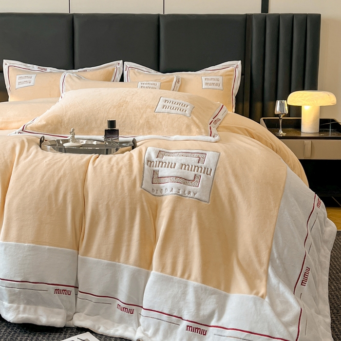 91家纺网 家纺一手货源 找家纺 苏木年华 2024新款无印良品风230克全消光牛奶绒大拼角压线刺绣四件套-塔莉 塔莉-黄