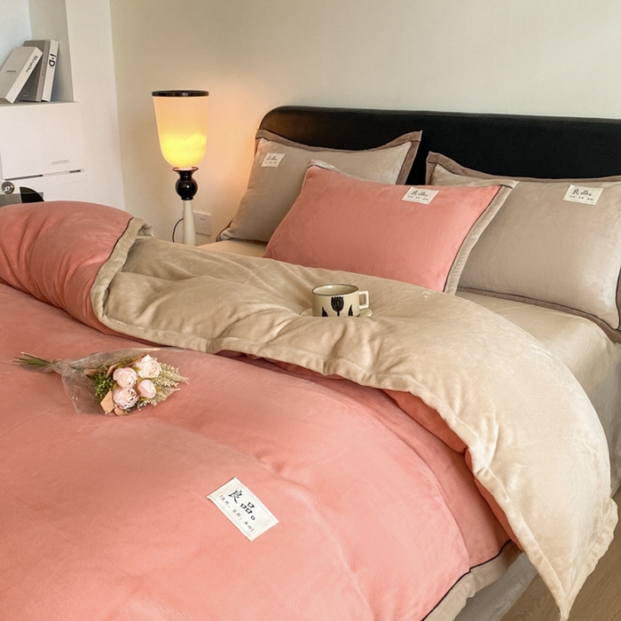 91家纺网 家纺一手货源 找家纺 澳梵家居 2024新款牛奶绒包边嵌绳款双拼四件套 橙色拼米咖