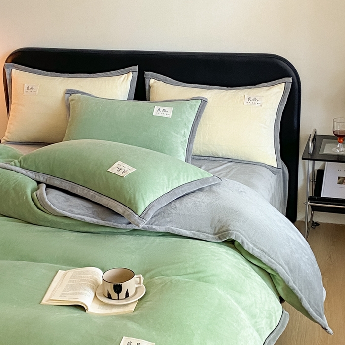 91家纺网 家纺一手货源 找家纺 澳梵家居 2024新款牛奶绒包边嵌绳款双拼四件套 清新绿配星际灰