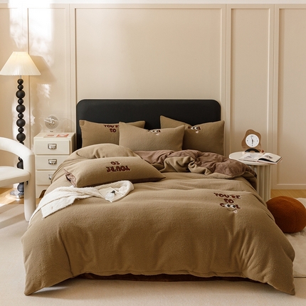 91家纺网 家纺一手货源 找家纺 （总）满座家居 2025新款美式多莉羊绒热氧绒牛奶绒绣花四件套