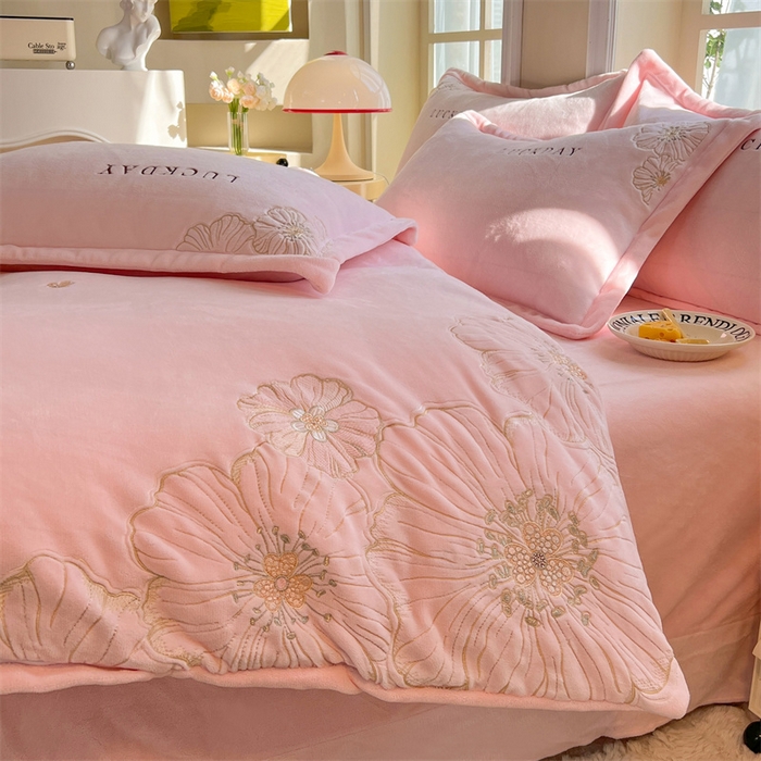 91家纺网 家纺一手货源 找家纺 绒棉世家 2025新款高端牛奶绒刺绣四件套-莫奈花园系列 莫奈花园-粉色