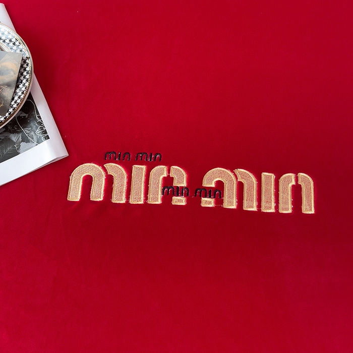 91家纺网 家纺一手货源 找家纺 言熙居 2024新款牛奶绒刺绣纯色360度全包床笠三件套 喵喵-红