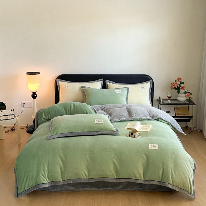 91家纺网 家纺一手货源 找家纺 澳梵家居 2024新款牛奶绒包边嵌绳款双拼四件套 清新绿配星际灰