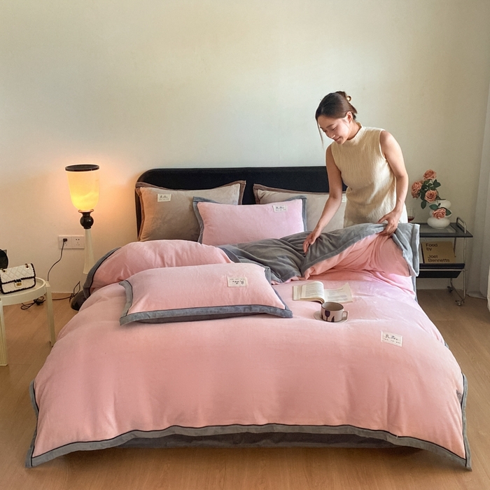 91家纺网 家纺一手货源 找家纺 澳梵家居 2024新款牛奶绒包边嵌绳款双拼四件套 水粉拼星际灰