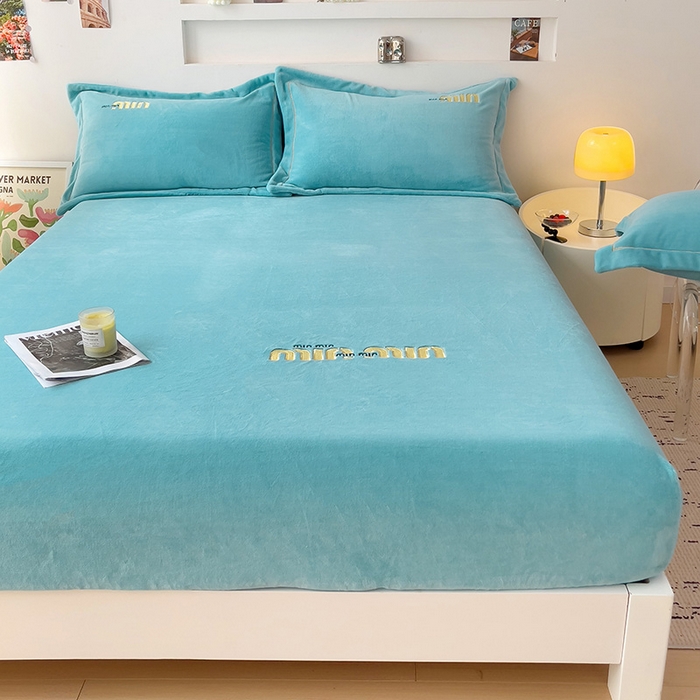 91家纺网 家纺一手货源 找家纺 言熙居 2024新款牛奶绒刺绣纯色360度全包床笠三件套 喵喵-浅蓝