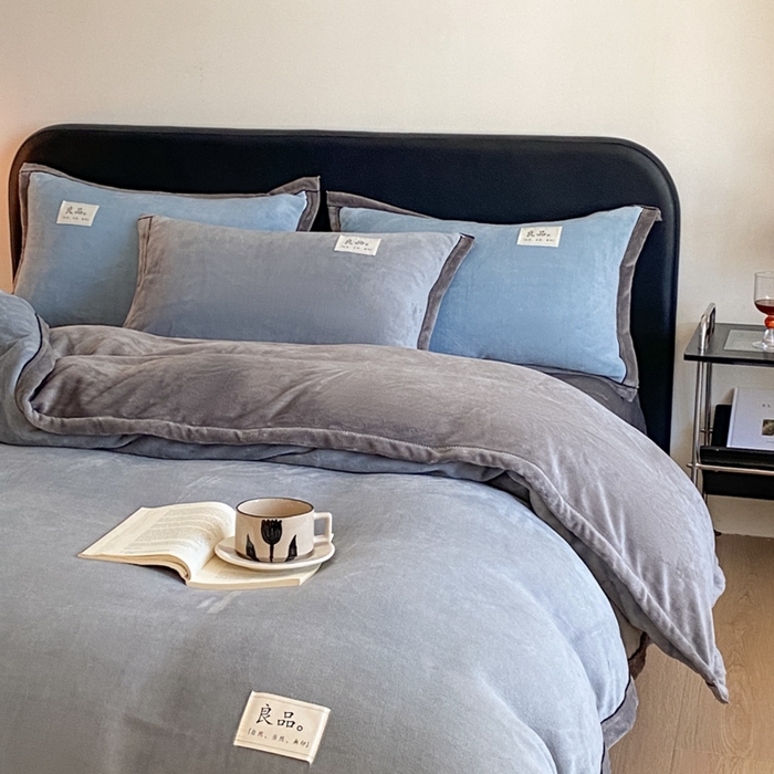 91家纺网 家纺一手货源 找家纺 澳梵家居 2024新款牛奶绒包边嵌绳款双拼四件套 星际灰拼古典灰