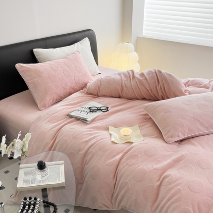 91家纺网 家纺一手货源 找家纺 （总）潘朵拉家纺 2024新款雕花波点系列牛奶绒四件套