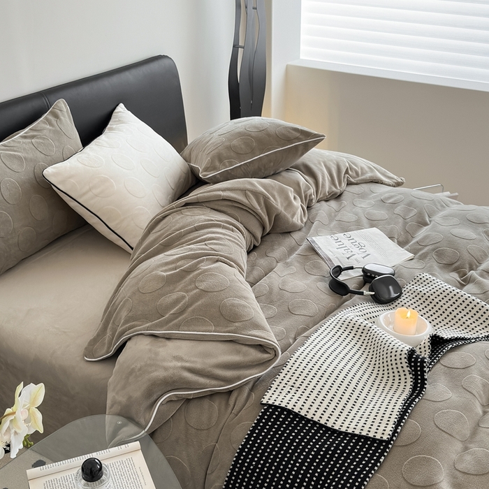 91家纺网 家纺一手货源 找家纺 潘朵拉家纺 2024新款雕花波点系列牛奶绒四件套 波尔卡-橄榄灰