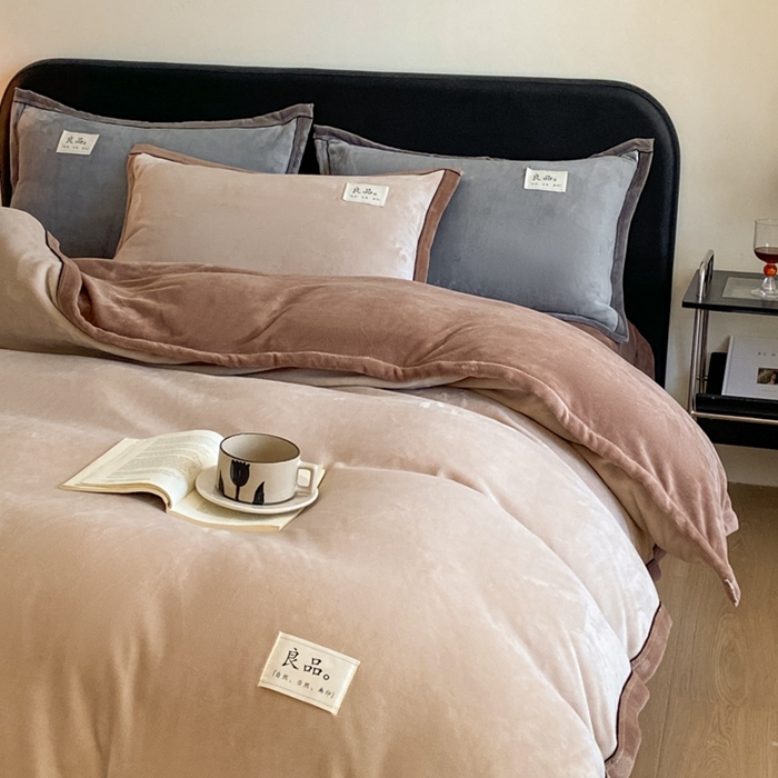 91家纺网 家纺一手货源 找家纺 澳梵家居 2024新款牛奶绒包边嵌绳款双拼四件套 杏仁配浅驼